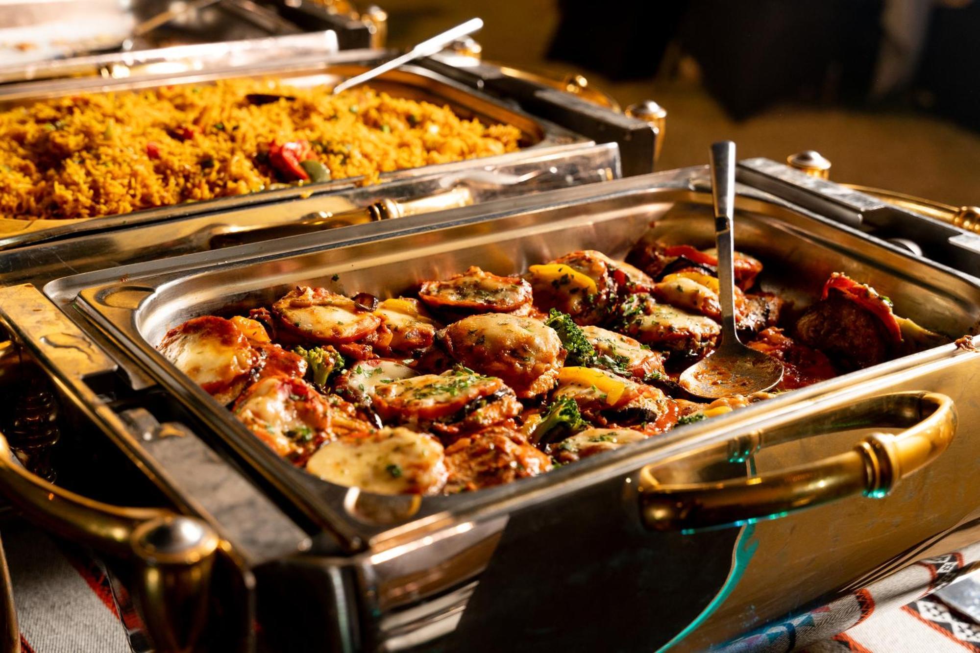 Sheraton Dammam Hotel & Convention Centre Exterior photo A chafing dish