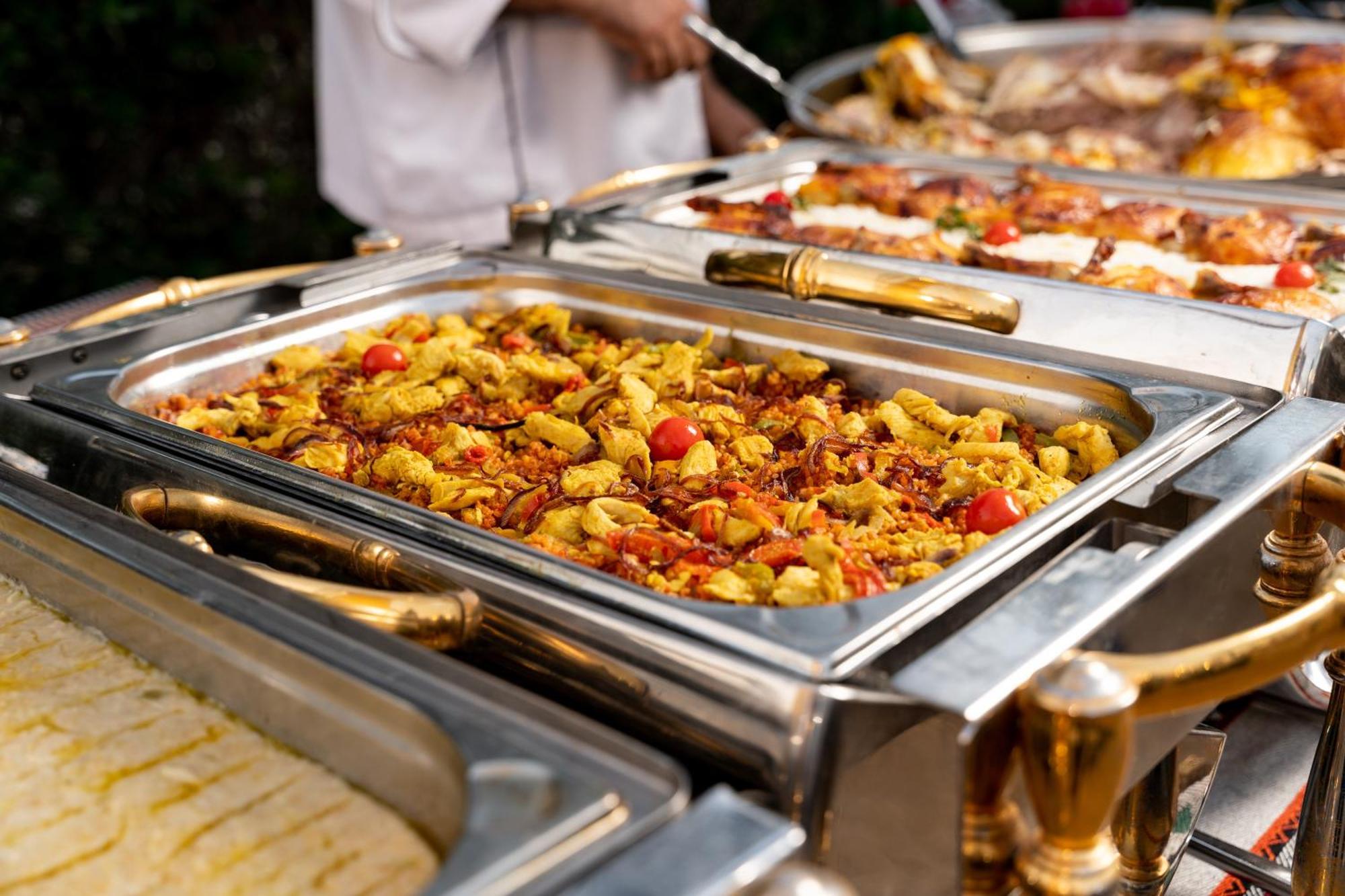 Sheraton Dammam Hotel & Convention Centre Exterior photo A chafing dish