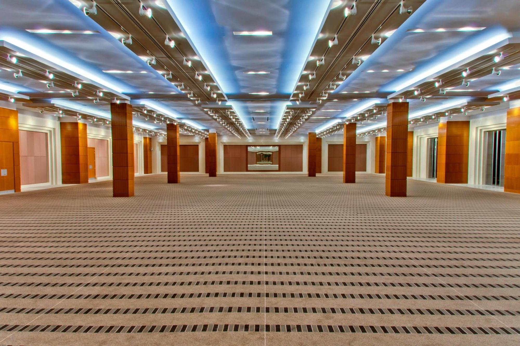 Sheraton Dammam Hotel & Convention Centre Exterior photo The interior of the main hall