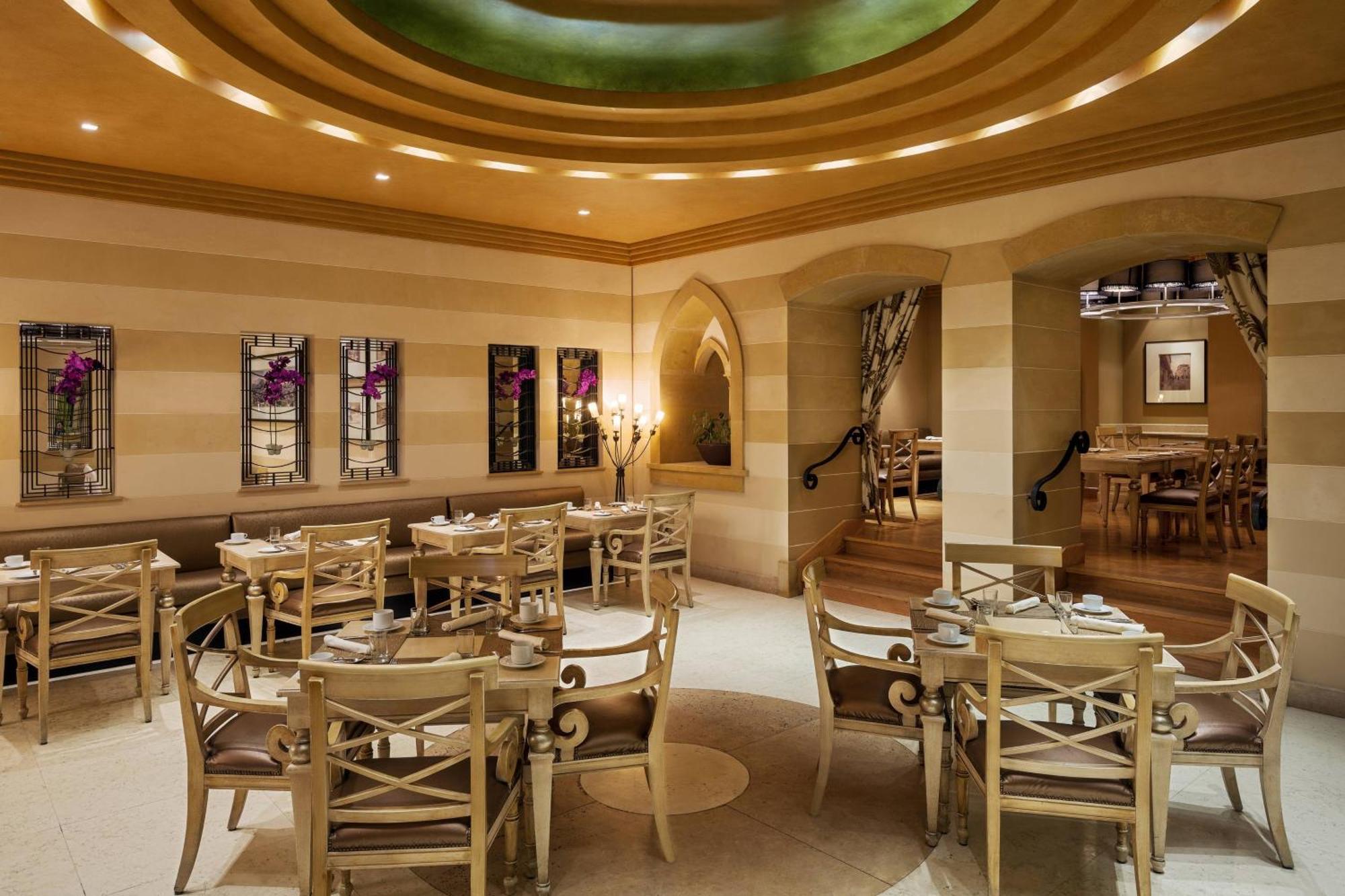 Sheraton Dammam Hotel & Convention Centre Exterior photo The interior of the restaurant