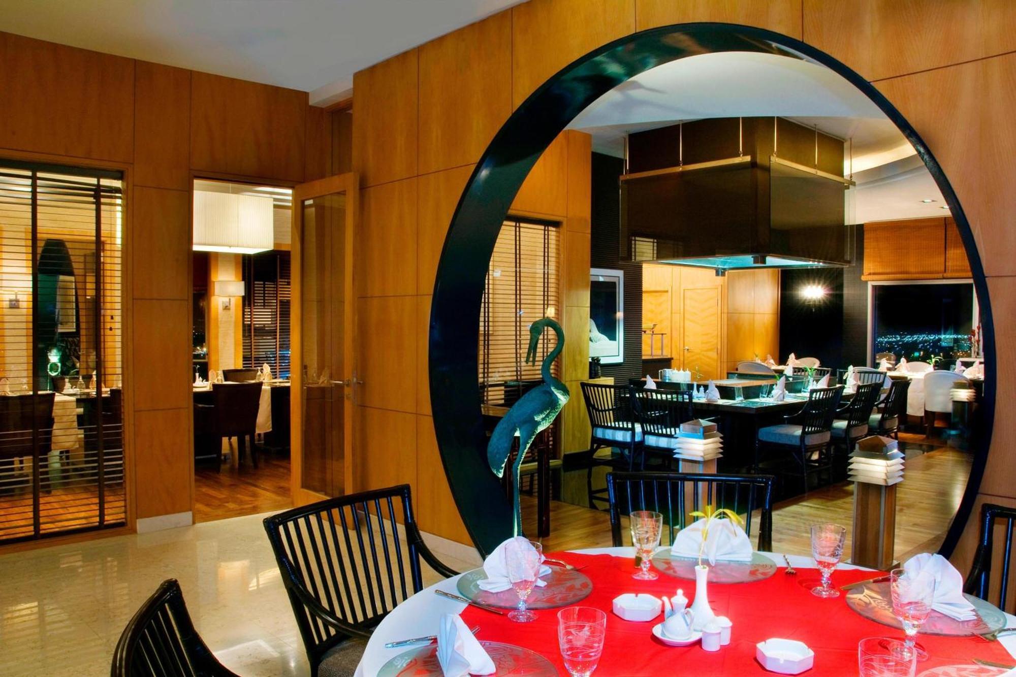 Sheraton Dammam Hotel & Convention Centre Exterior photo The interior of the restaurant