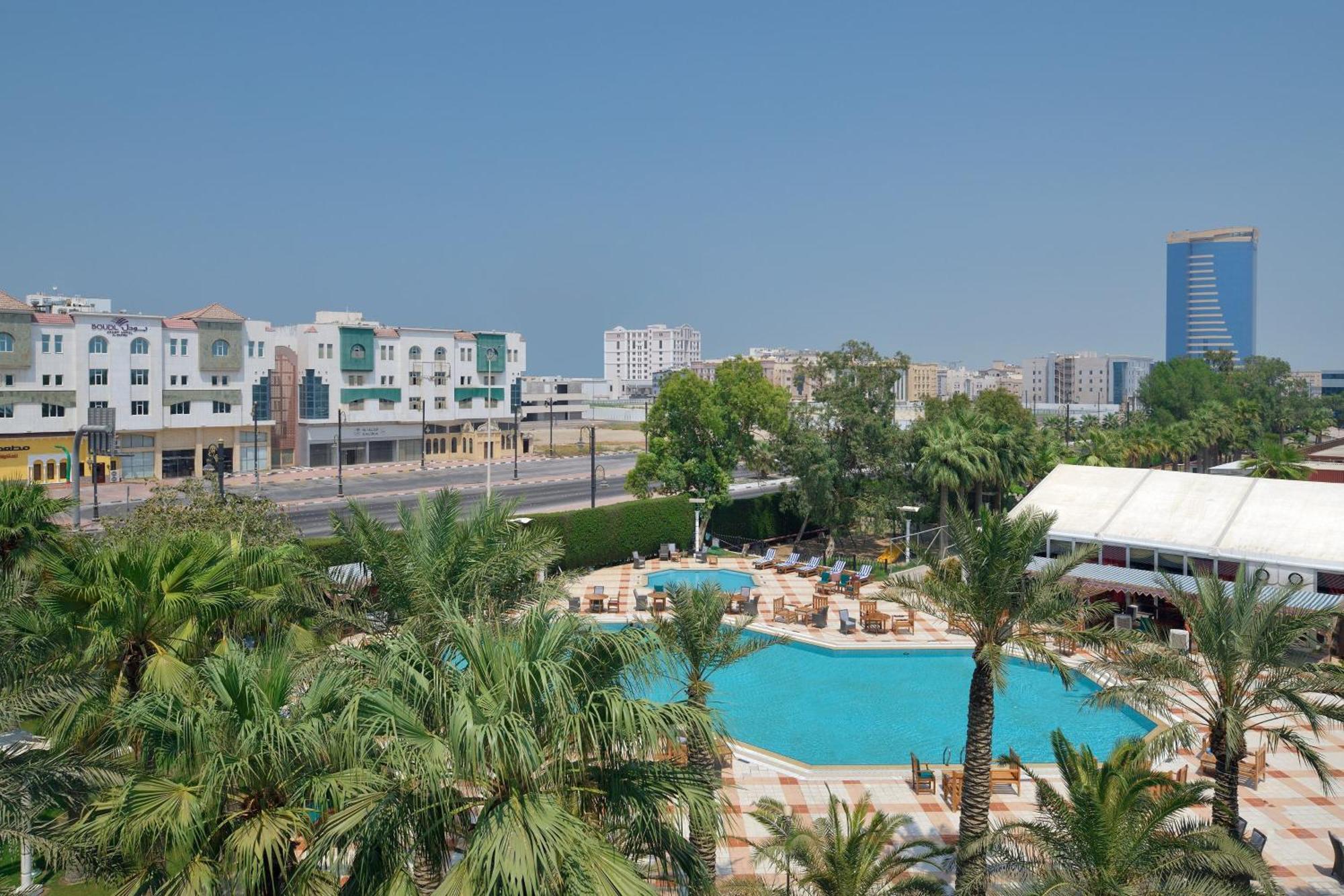 Sheraton Dammam Hotel & Convention Centre Exterior photo A view of the pool at Jumeirah Lakes Towers