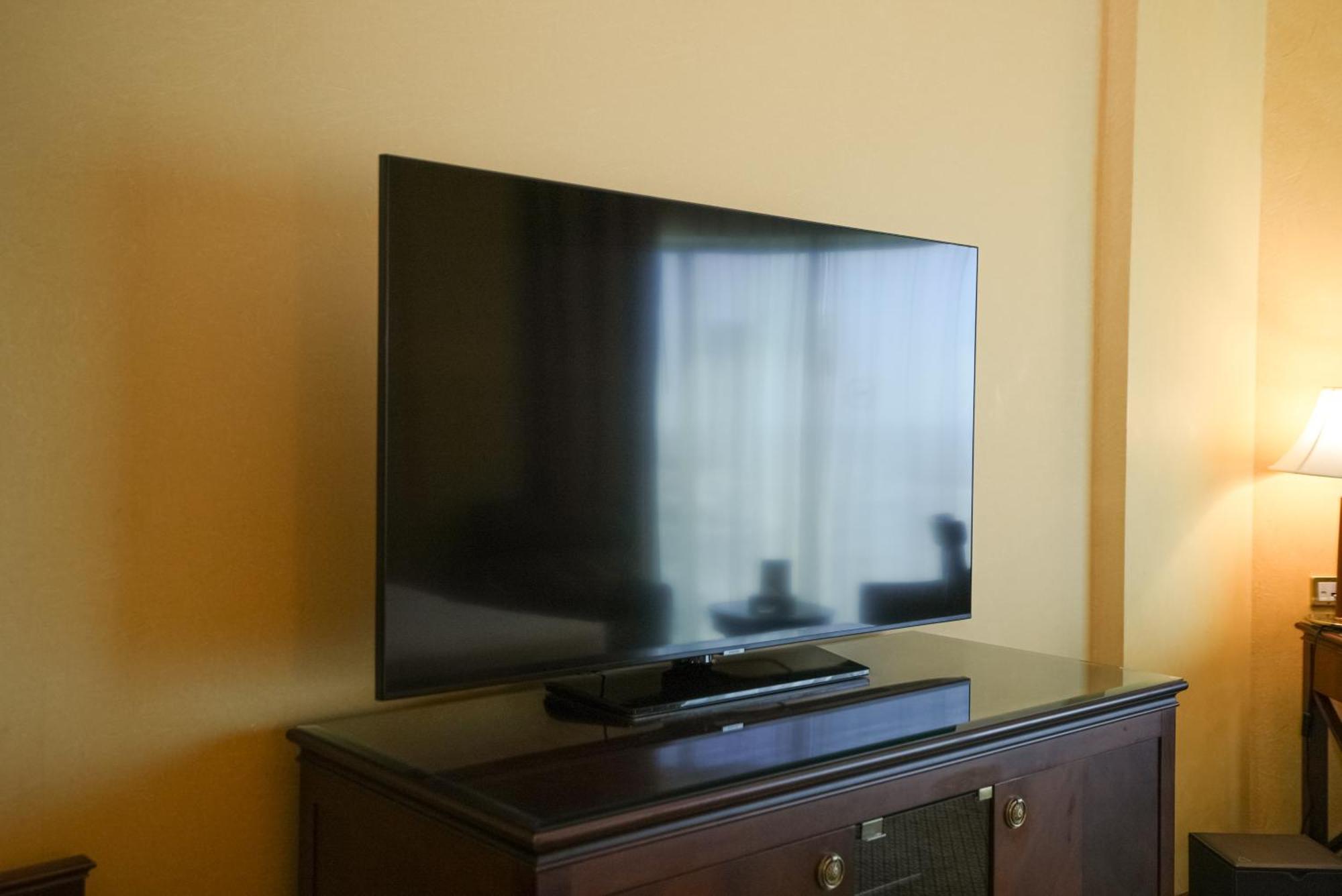 Sheraton Dammam Hotel & Convention Centre Exterior photo A Samsung TV