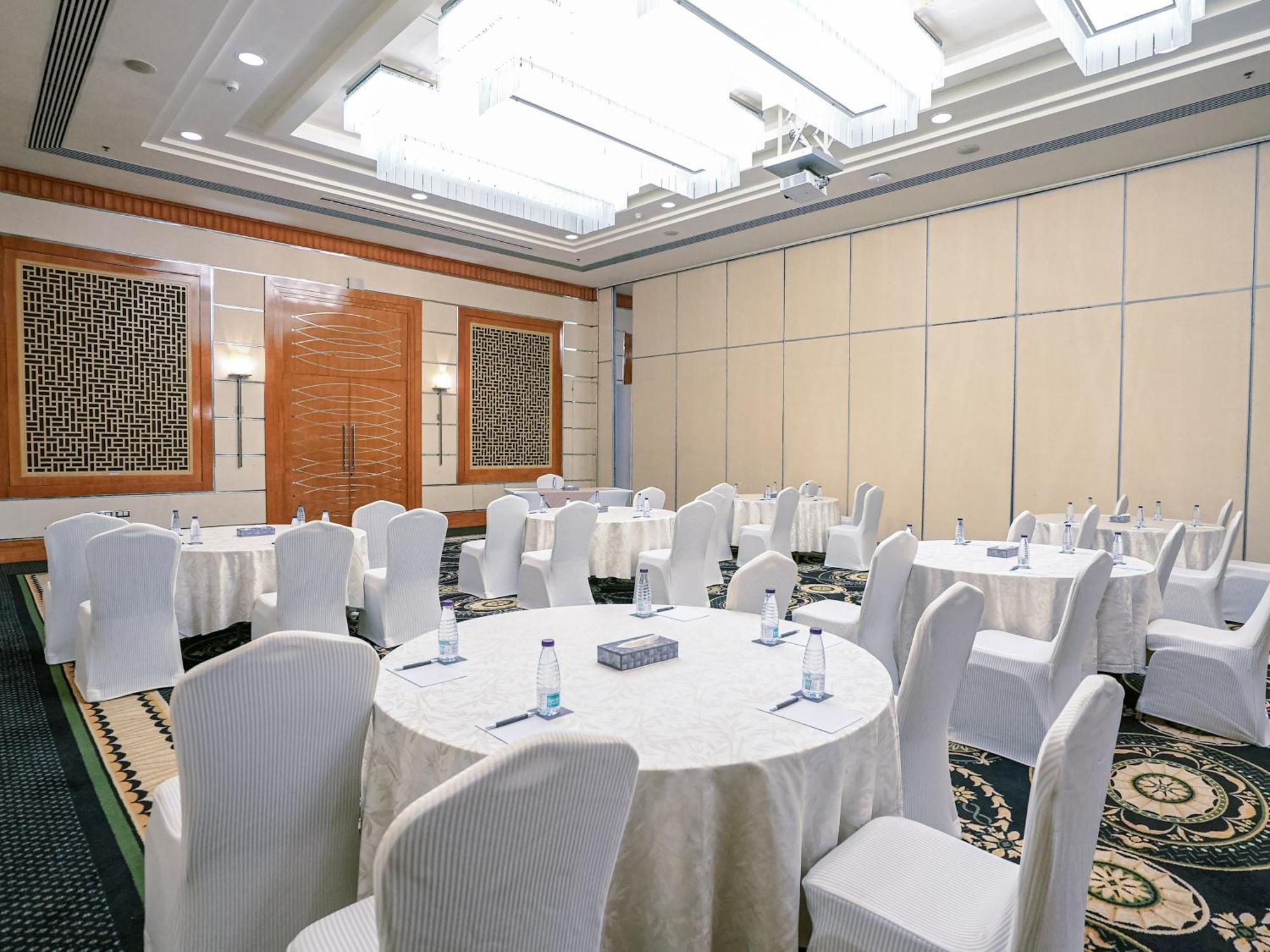 Sheraton Dammam Hotel & Convention Centre Exterior photo